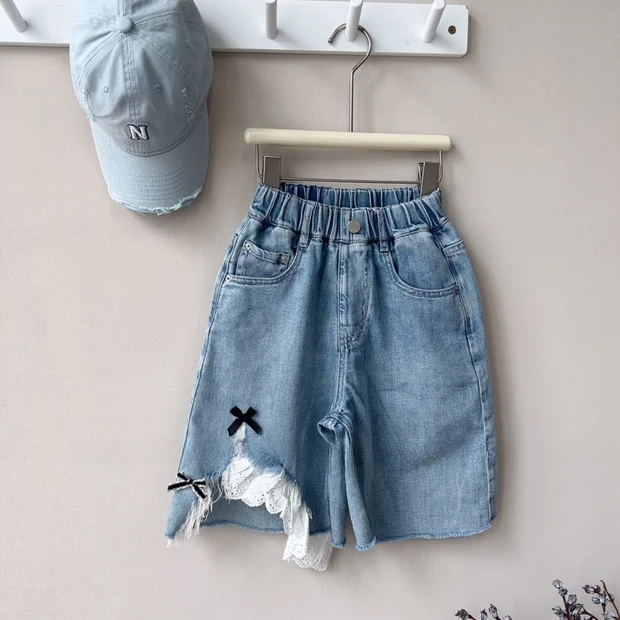 【豪宝贝】2025夏款不规则毛边蕾丝蝴蝶结牛仔中裤7857