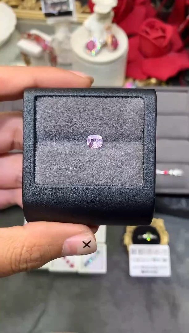 裸石尖晶石枕型 银粉色调 1.16ct