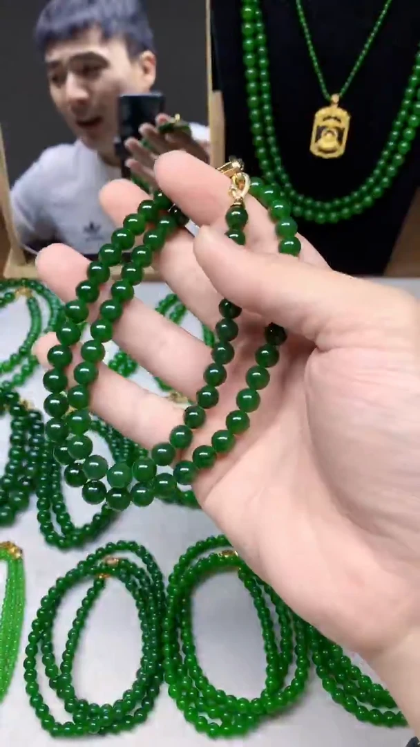 项链未镶嵌和田玉（碧玉）俄碧卡8的68颗红皮菠菜绿