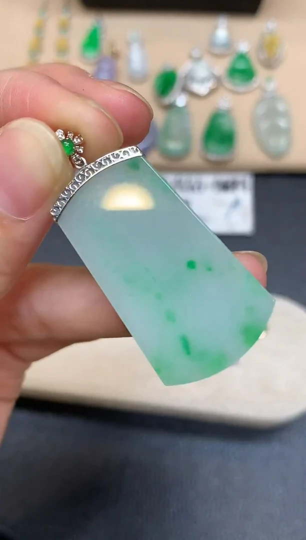 颈饰18K金镶嵌翡翠无事牌【无服务费