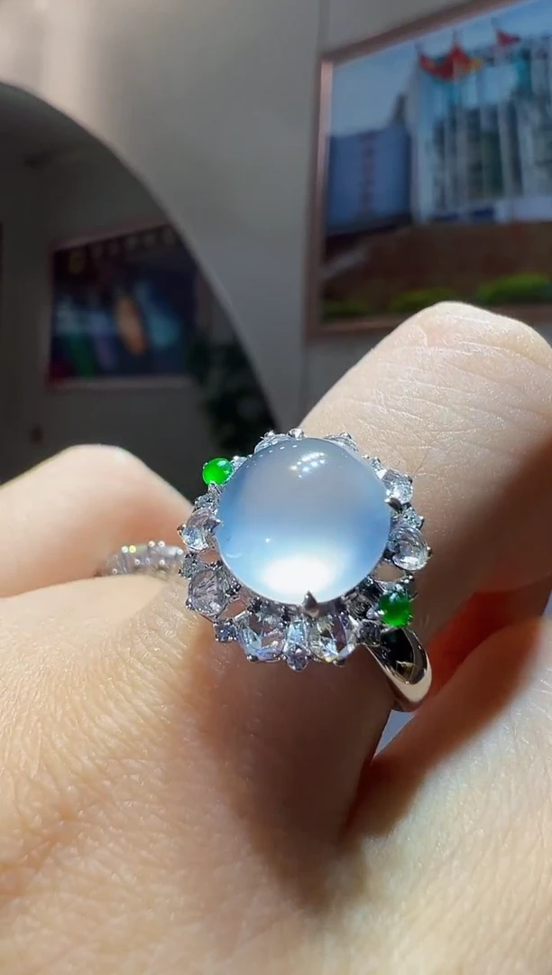 18K金镶嵌戒指翡翠蛋面