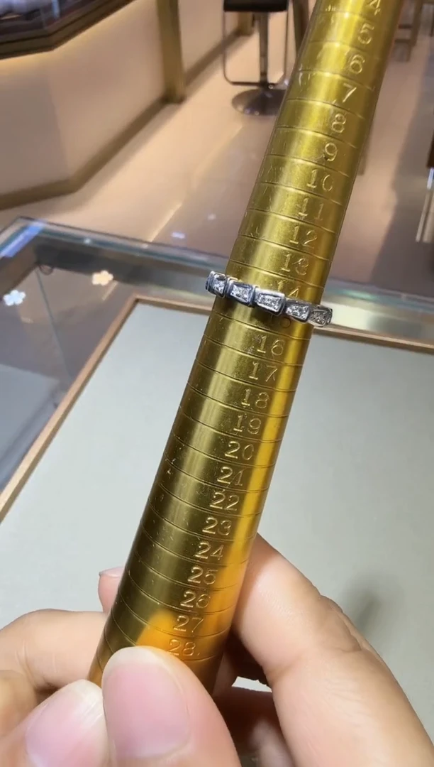戒指18K金镶嵌钻石戒指