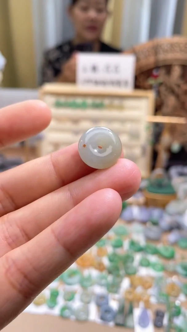 翡翠未镶嵌颈饰平安扣