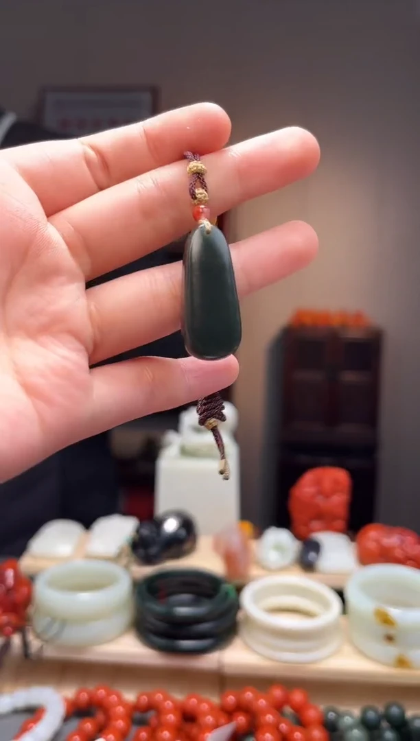 颈饰未镶嵌和田玉吊坠