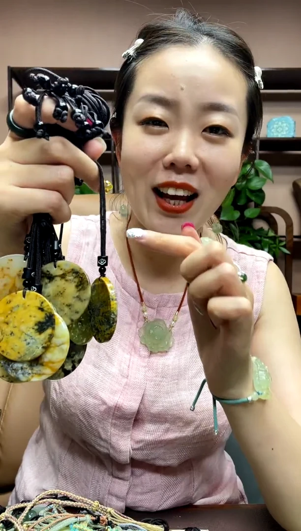 岫玉未镶嵌吊坠多样性发货发其中之一微瑕