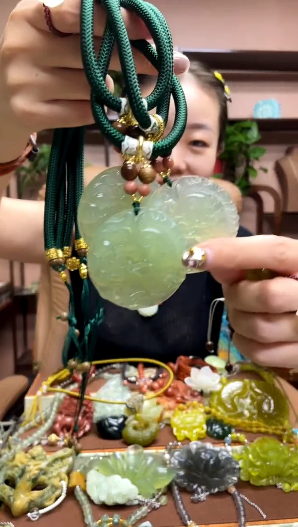 未镶嵌岫玉吊坠多样性发货发其中之一
