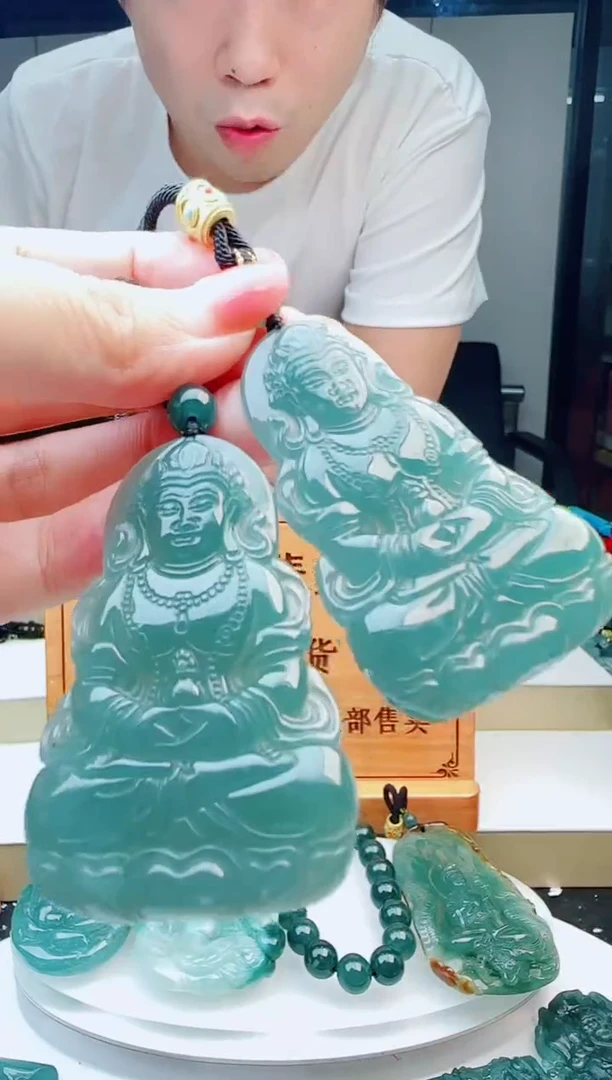 翡翠未镶嵌颈饰多样性发货其中一件