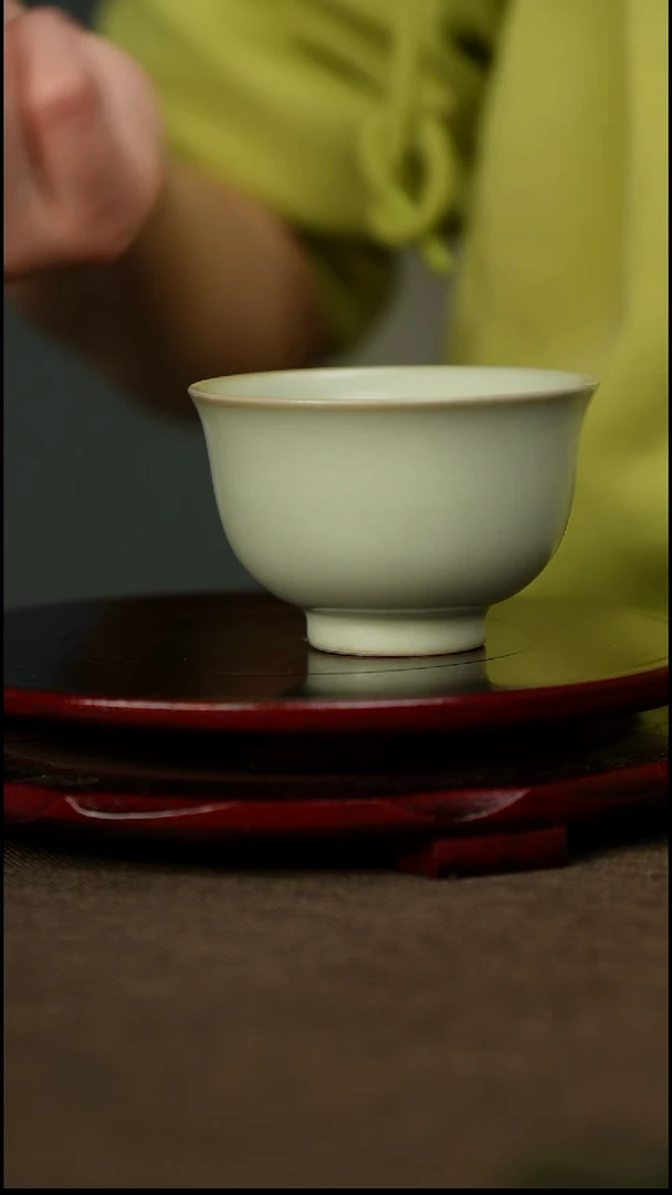 粉青  压手杯 带底款