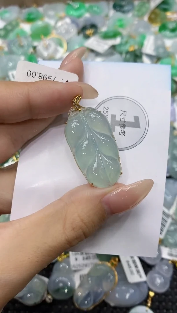 颈饰18K金镶嵌翡翠111111111111