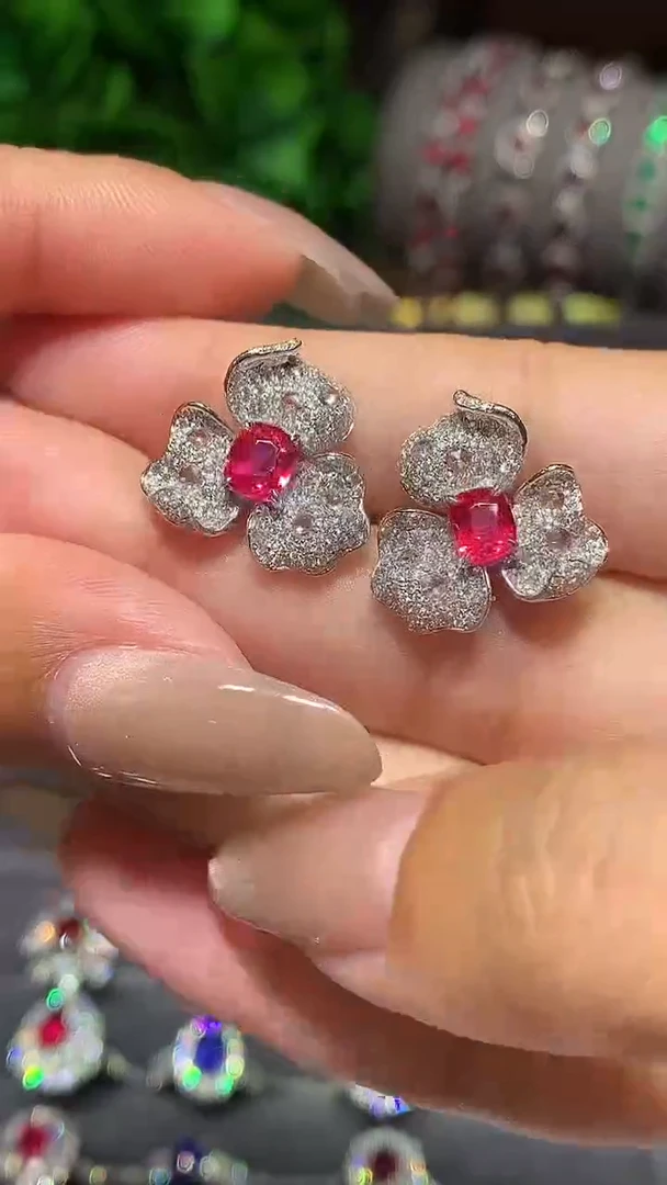 18K金镶嵌耳钉尖晶石1.07CT