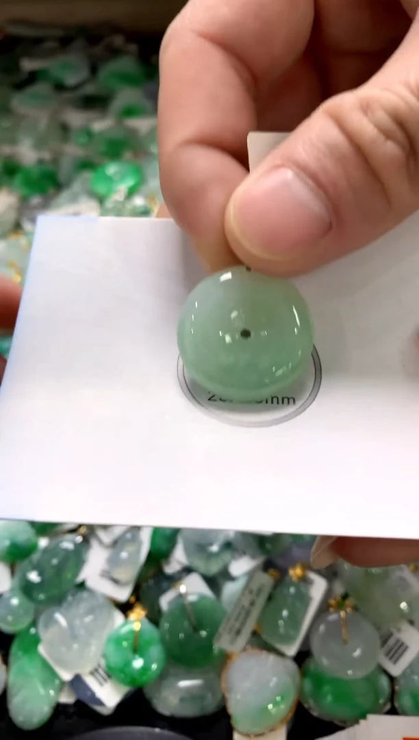 颈饰18K金镶嵌翡翠1111111111111111