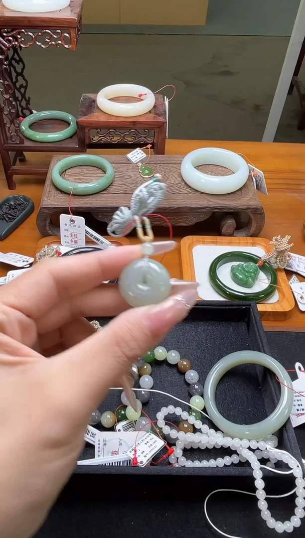 吊坠(不含链)未镶嵌和田玉@**猫且末青白 平安扣