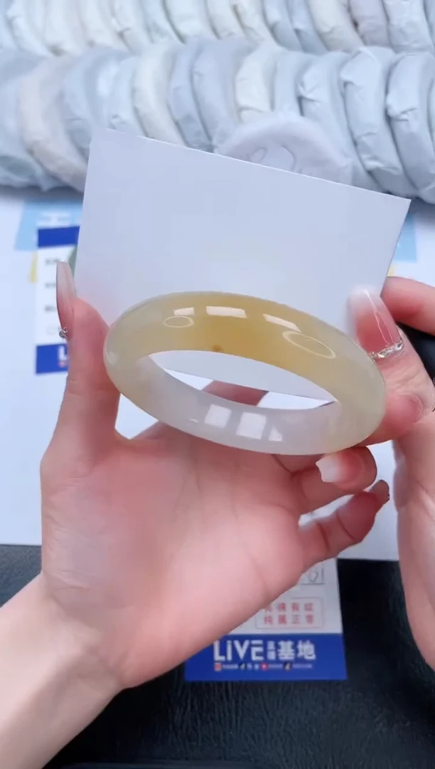 【闪购商品】石英质玉手镯未镶嵌T235-61