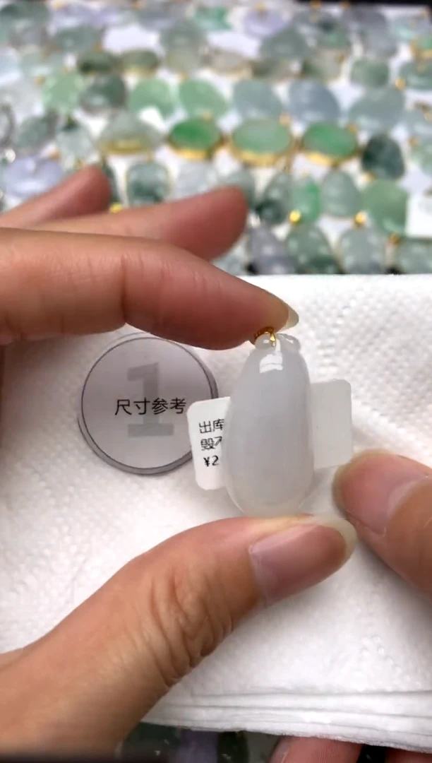 颈饰18K金镶嵌翡翠天然A货翡翠