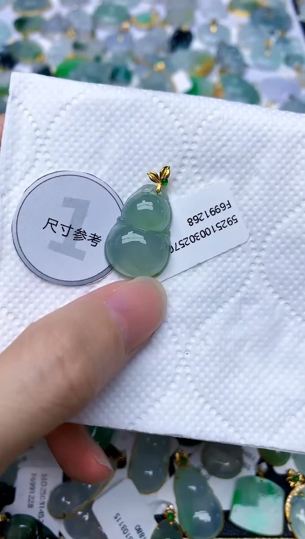 颈饰18K金镶嵌翡翠天然A货翡翠