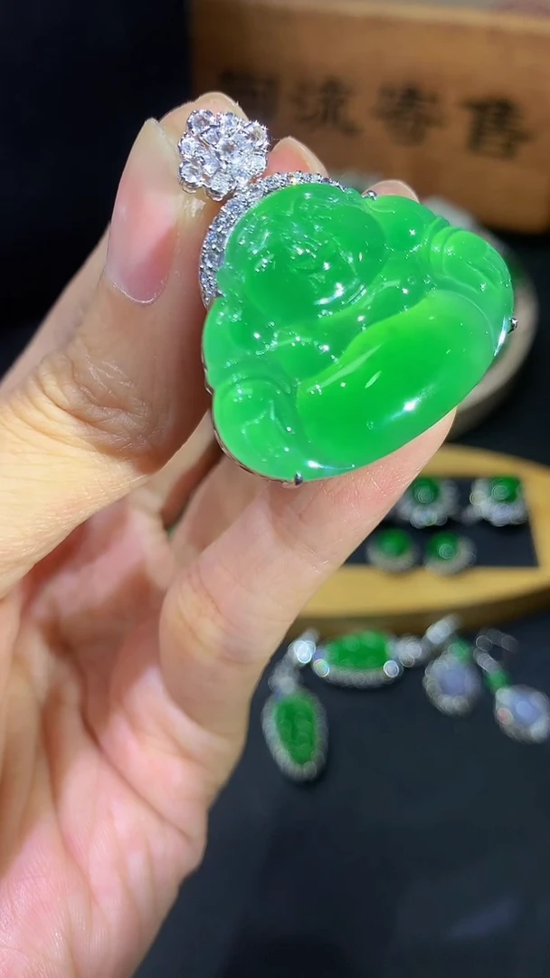 颈饰18K金镶嵌翡翠团购