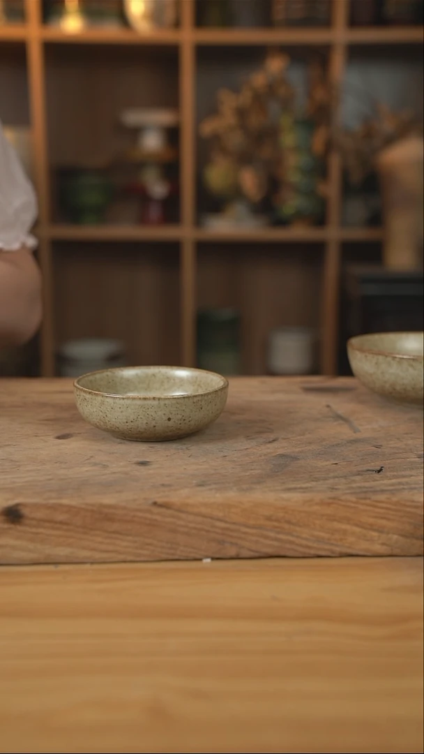 奶奶系列的大号蘸料碟1个