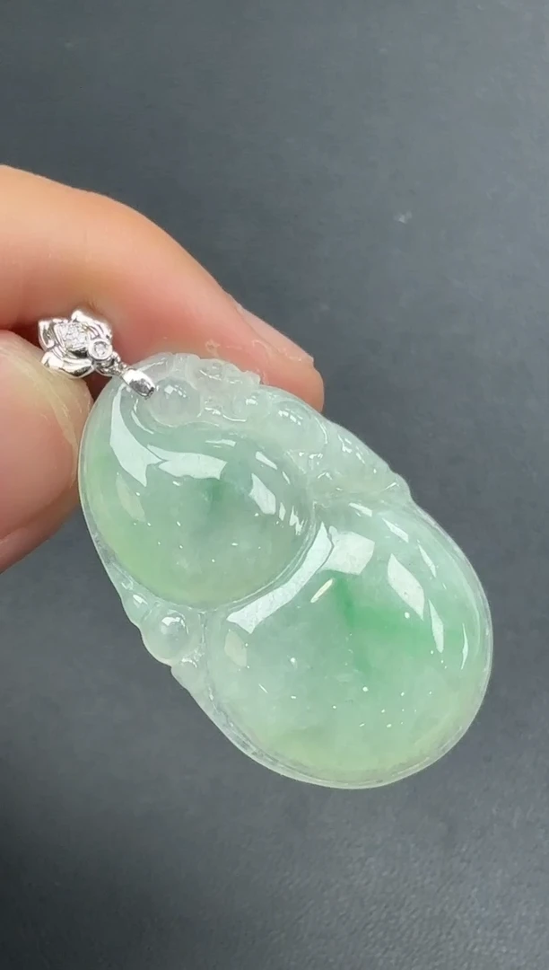 18K金镶嵌挂件翡翠葫芦