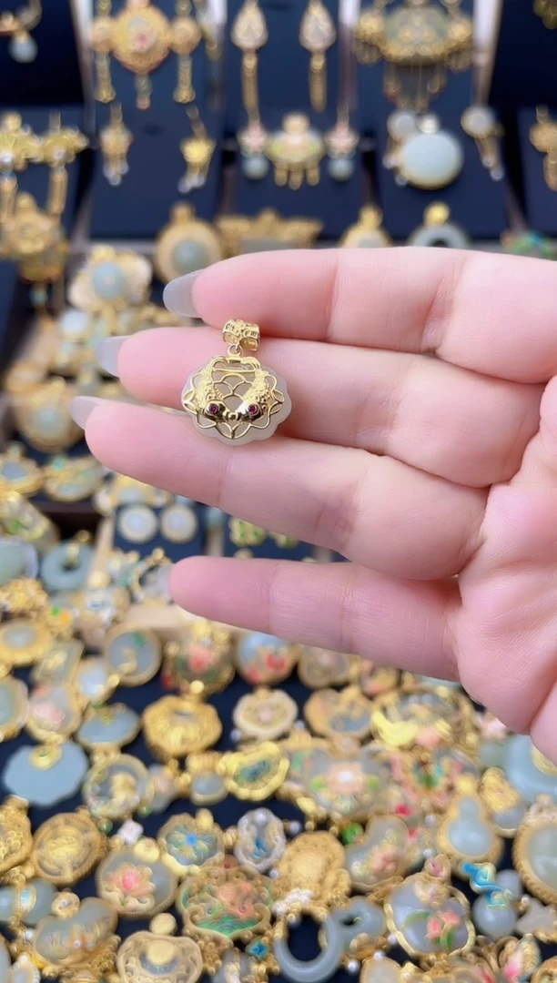 颈饰银S925镀金镶嵌和田玉双鱼如意锁吊坠