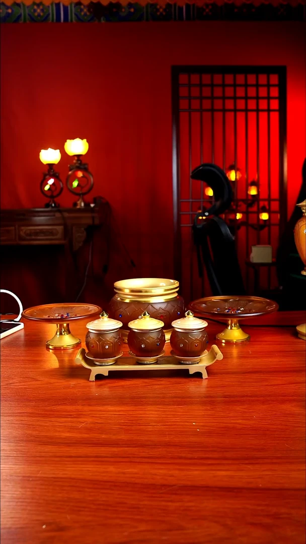 黄铜镶钻琉璃6寸炉一个。8寸盘2个。小号杯3个。小号底座1个。