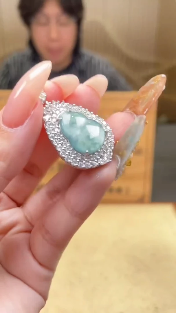 翡翠未镶嵌颈饰      *2