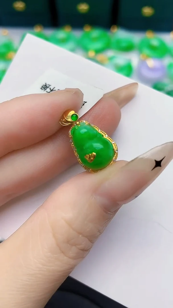 颈饰18K金镶嵌翡翠缅甸天然翡翠A货