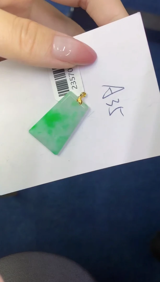 翡翠18K金镶嵌颈饰缅甸天然翡翠A货