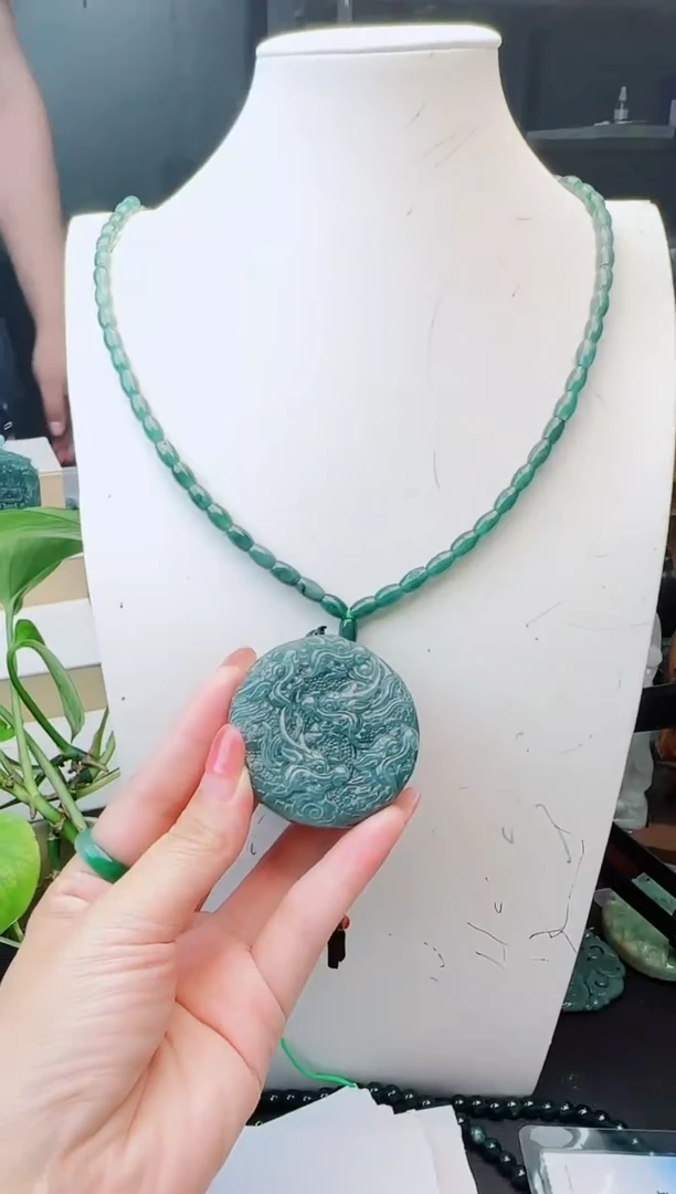 翡翠未镶嵌颈饰多样性发货其中一件