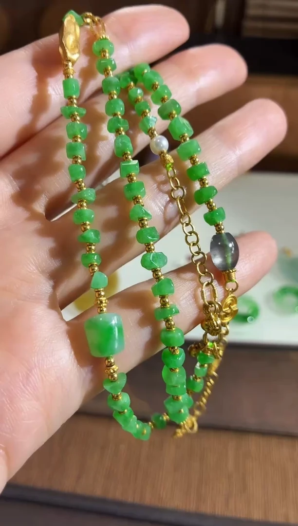 颈饰18K金镶嵌翡翠珠串