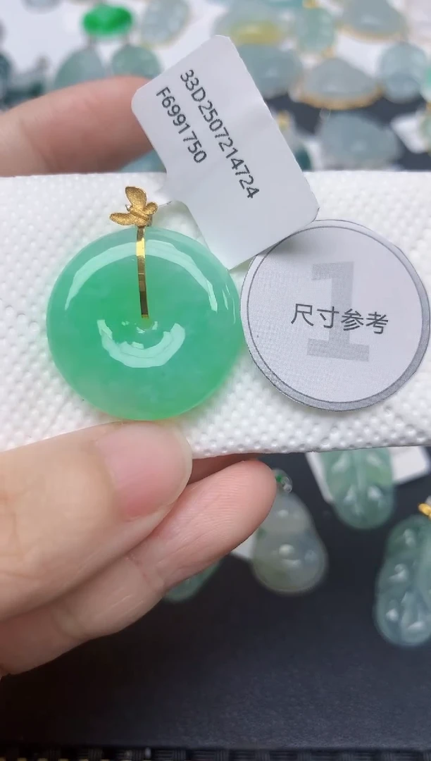 翡翠18K金镶嵌颈饰天然缅甸A货翡翠