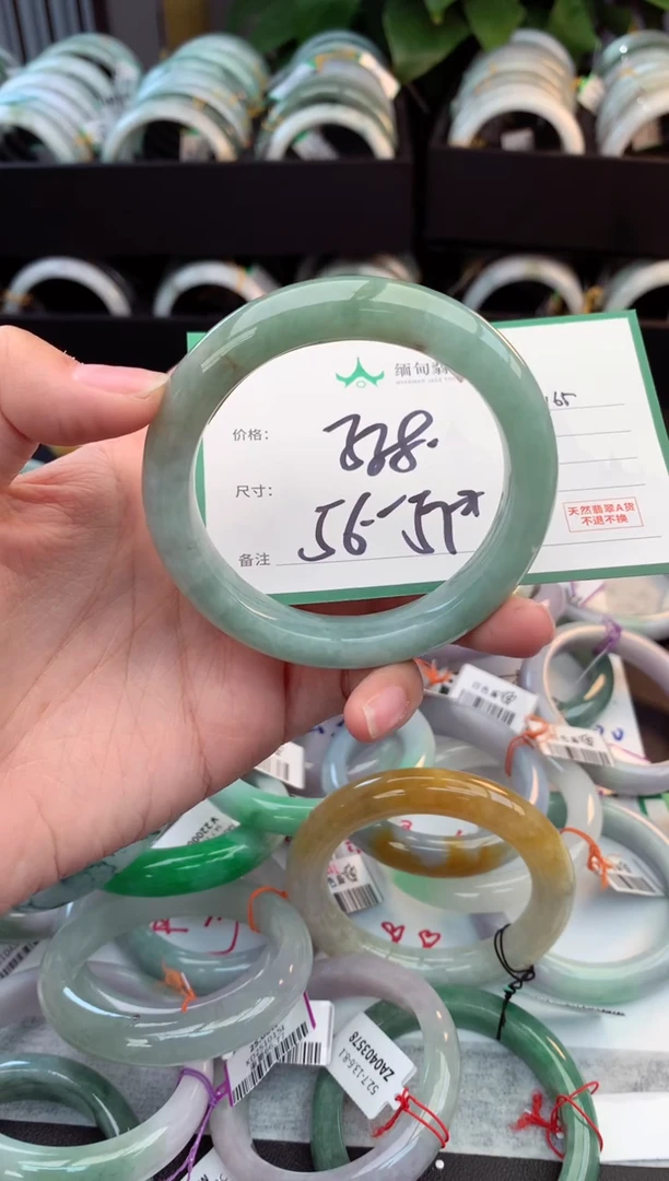 未镶嵌定制翡翠毛货需精细抛光+多人