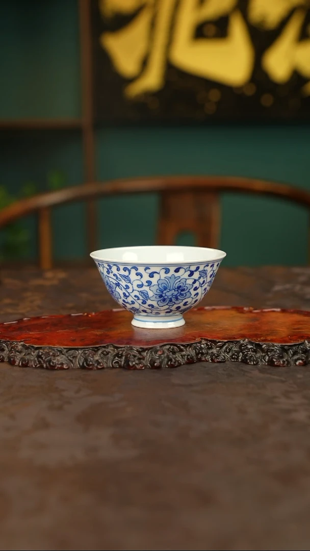 青花手绘缠枝莲主人杯