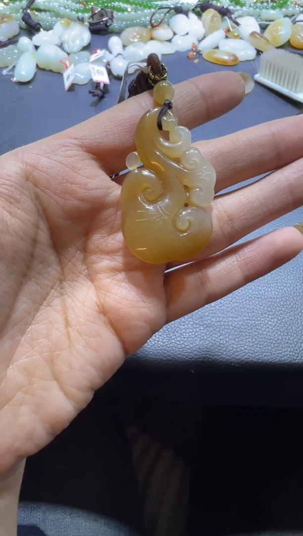吊坠(赠链)未镶嵌和田玉金山糖白如意挂件（产地直发）