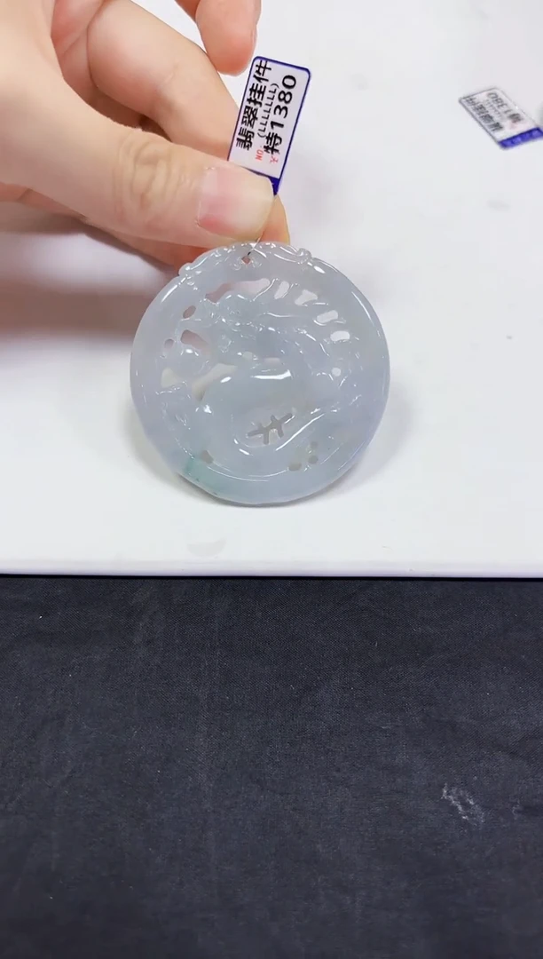 翡翠未镶嵌颈饰龙