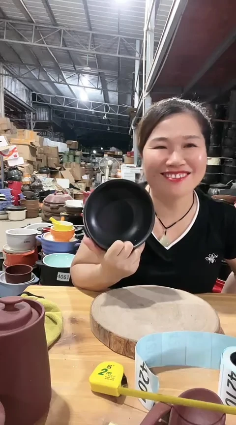 瑕疵黑色砂锅碗一个