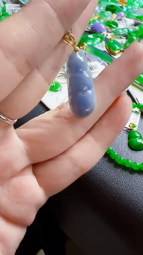 颈饰18K金镶嵌翡翠豆