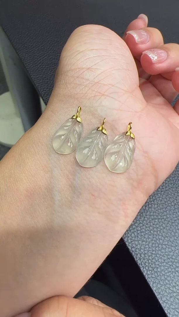 吊坠(不含链)18K金镶嵌翡翠叶子-123多样性发货其一