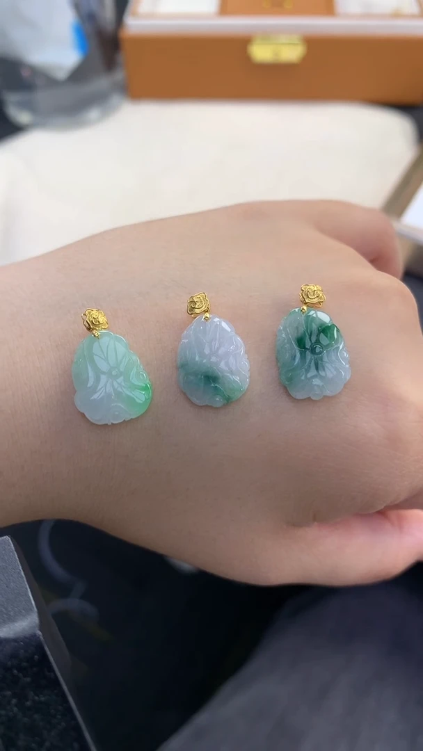 翡翠18K金镶嵌颈饰FA42 翡翠荷花 多样性发其一赠银链
