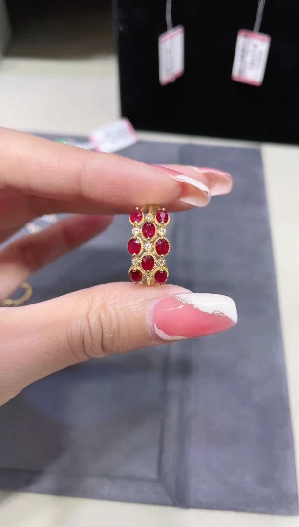 18K金镶嵌天然红宝石戒指多颗三排款 K黄