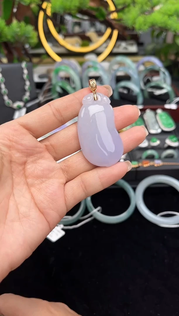 颈饰18K金镶嵌翡翠吊坠