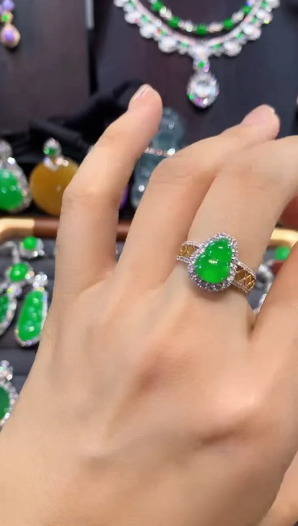 18K金镶嵌戒指翡翠戒指