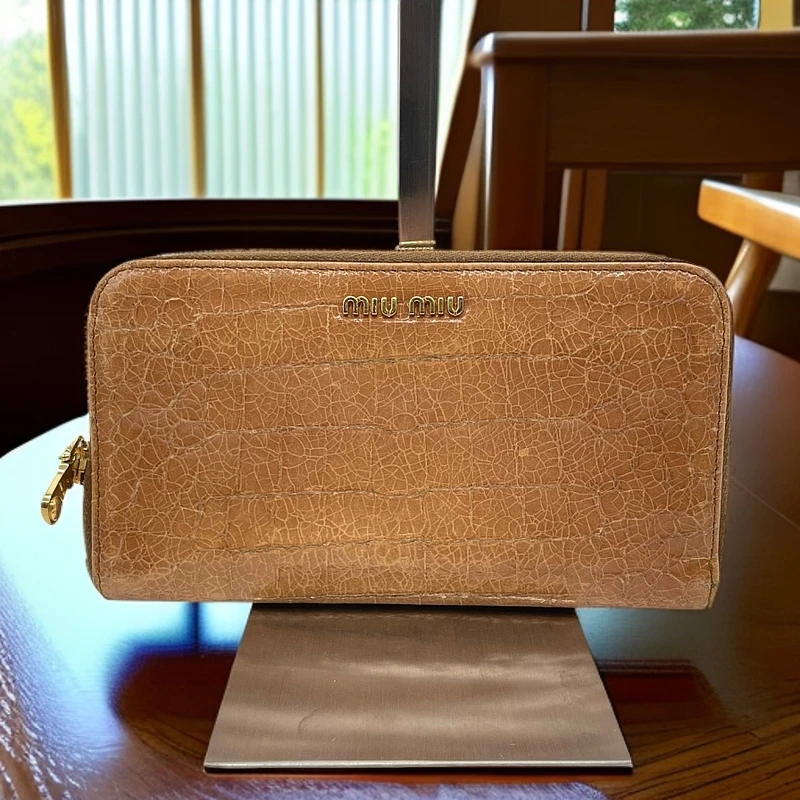 95新 MIU MIU/缪缪 棕色 压纹钱包828 1676