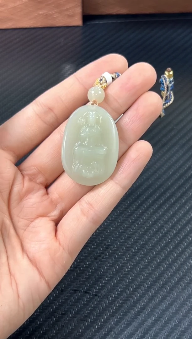 吊坠(赠链)未镶嵌和田玉且末微色差迪克兰一细