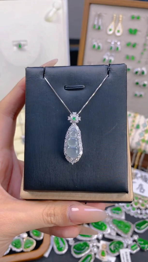 颈饰银S925镶嵌翡翠白冰豆子吊坠