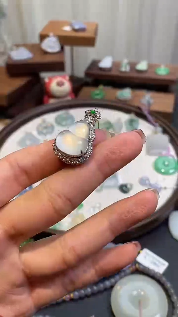 【闪购商品】翡翠颈饰18K金镶嵌葫芦