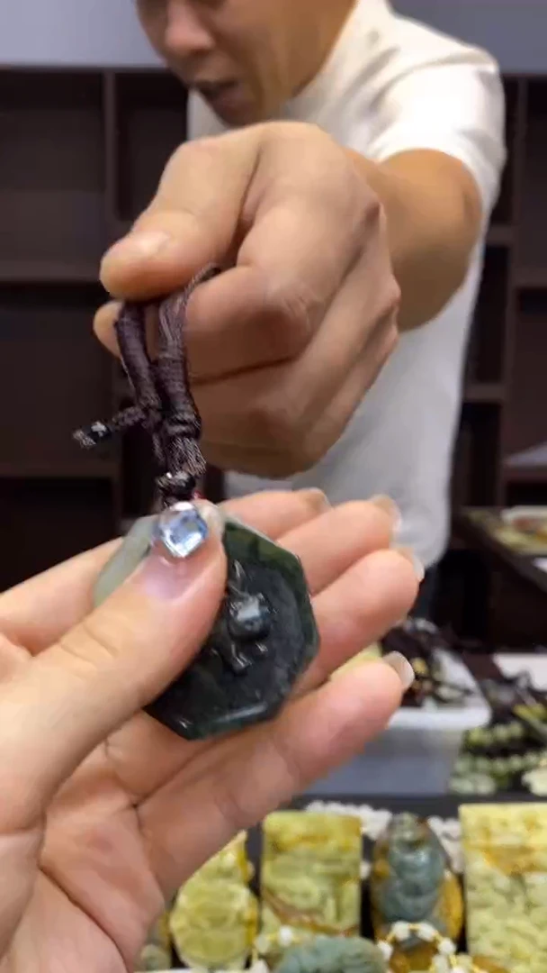 未镶嵌岫玉挂件