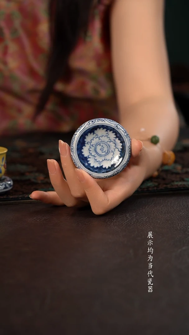 子润窑蓝地牡丹曲奇盖置