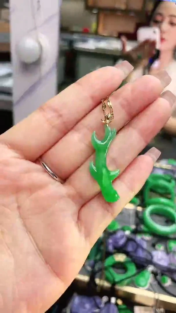 颈饰18K金镶嵌翡翠赠礼盒证书