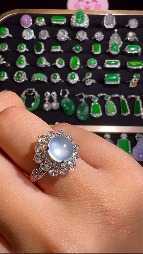 18K金镶嵌挂件翡翠戒指