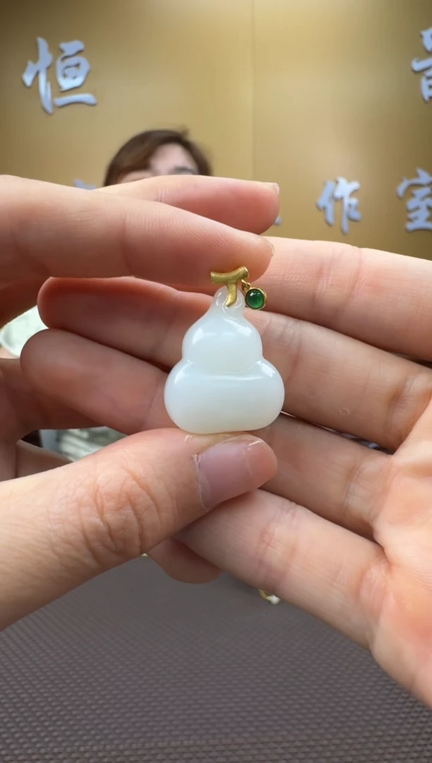 和田玉18K金镶嵌颈饰挂件
